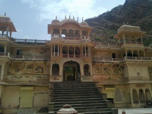 Galta ji temple surrounded by hills on all sides.