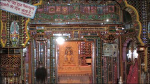 Parasnath-Jain-Glass-Temple-src-Flickr-bandarji